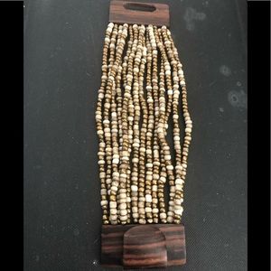 Beaded bracelet with wooden clasp